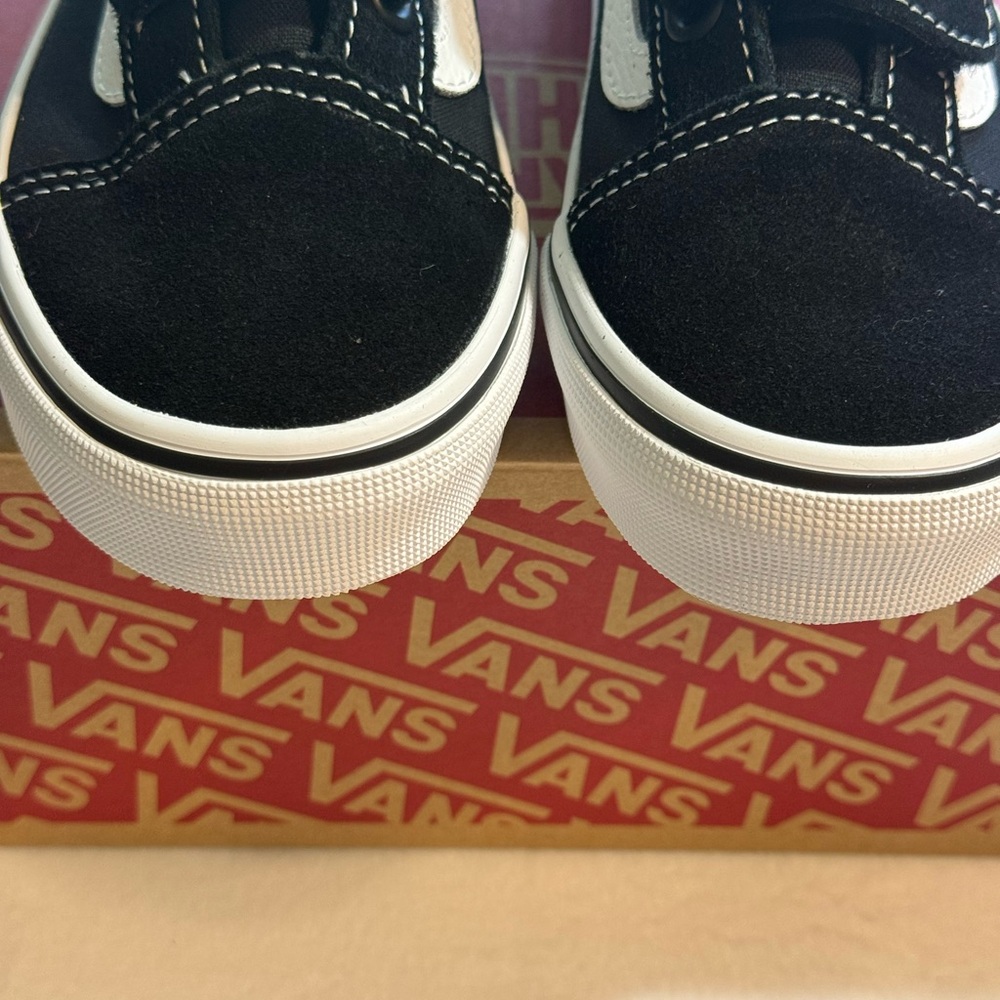 New Little Kids Old Skool V Shoe. Black & White. Size 2. - Picture 9 of 15